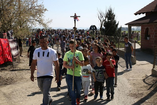 Pobožnost križnoga puta ulicama romskog naselja u Kuršancu predvodio varaždinski biskup